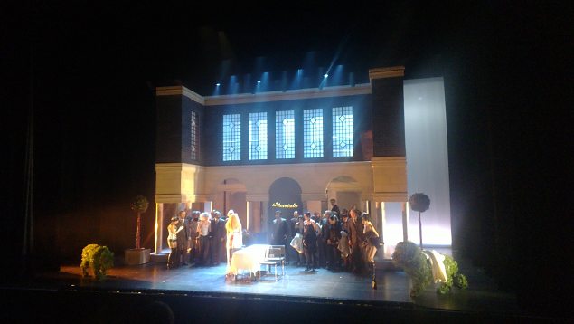 Giuseppe Verdi "La Traviata" lavasteet ja puvut